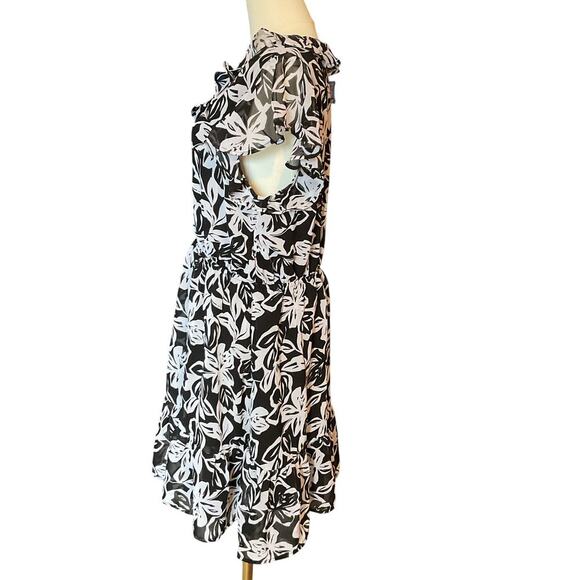 Marissa Olivia Black/White Flutter Sleeve Dress.  NWT  Size Medium - Picture 2 of 7
